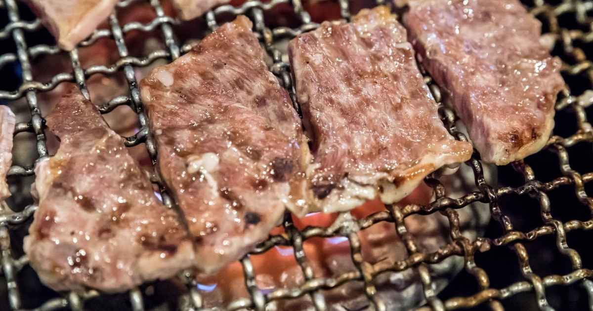 焼肉している画像